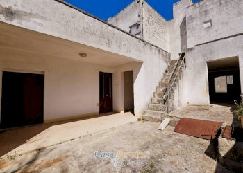 Cortile interno - Casa indipendente via Domenico Cirillo, Ruffano - foto 11