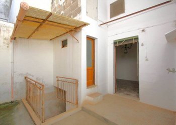 Cortile interno - Casa indipendente via Camillo Benso di Cavour, Parabita - foto 26