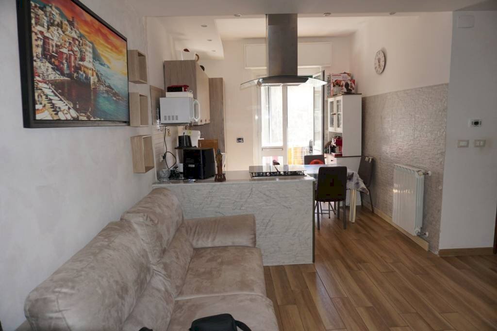 Salone - Trilocale via San Bartolomeo del Fossato, 67, Genova (zona Sampierdarena) - foto 1