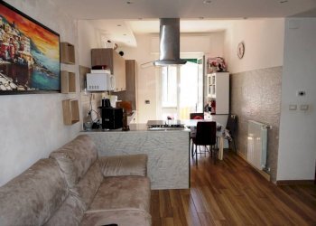 Salone - Trilocale via San Bartolomeo del Fossato, 67, Genova (zona Sampierdarena) - foto 4