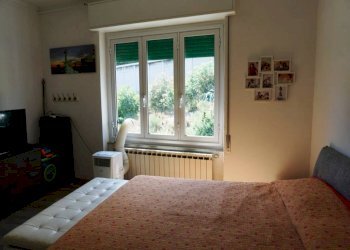 Camera da letto - Trilocale via San Bartolomeo del Fossato, 67, Genova (zona Sampierdarena) - foto 8