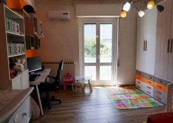 Camera da letto - Trilocale via San Bartolomeo del Fossato, 67, Genova (zona Sampierdarena) - foto 10