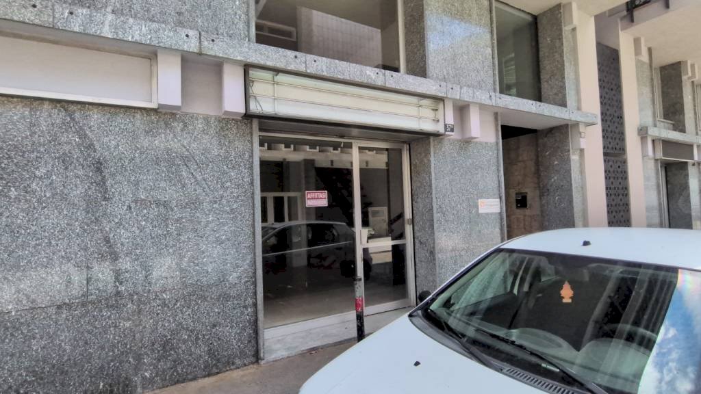 Facciata - Negozio via Trottechien, 35B, Aosta - foto 1