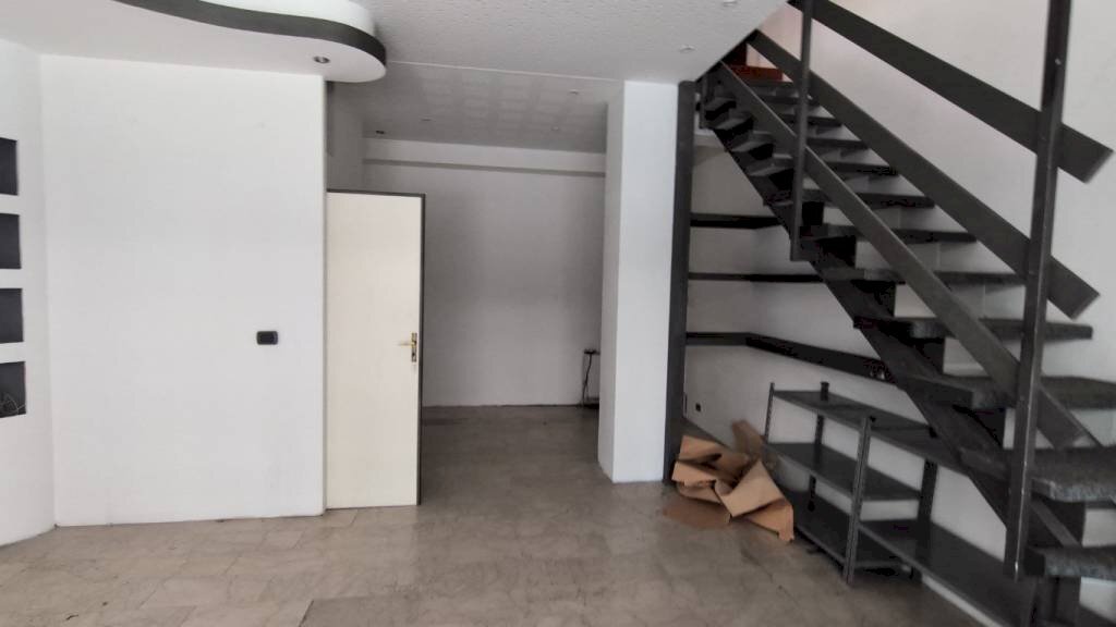 Magazzino - Negozio via Trottechien, 35B, Aosta - foto 3