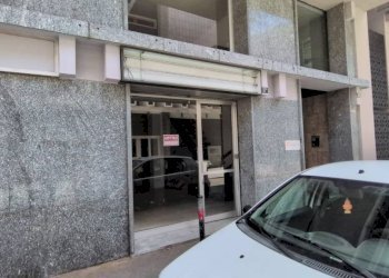 Facciata - Negozio via Trottechien, 35B, Aosta - foto 1