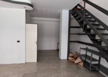 Magazzino - Negozio via Trottechien, 35B, Aosta - foto 3