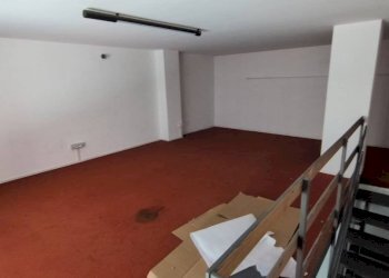 Magazzino - Negozio via Trottechien, 35B, Aosta - foto 13
