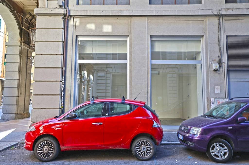 Facciata - Negozio via Ugo Bassi, 6/i, Bologna (zona Centro Storico) - foto 2