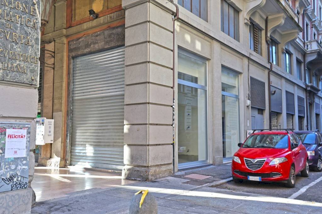 Facciata - Negozio via Ugo Bassi, 6/i, Bologna (zona Centro Storico) - foto 3