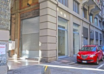 Facciata - Negozio via Ugo Bassi, 6/i, Bologna (zona Centro Storico) - foto 3