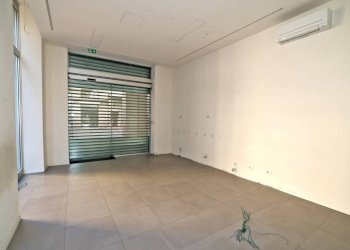 Interno non residenziale - Negozio via Ugo Bassi, 6/i, Bologna (zona Centro Storico) - foto 10