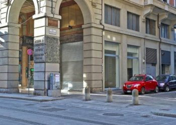 Facciata - Negozio via Ugo Bassi, 6/i, Bologna (zona Centro Storico) - foto 25