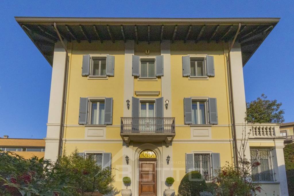 Facciata - Villa piazza CACCIAMI 11, Grignasco - foto 1