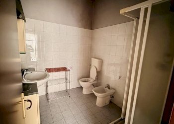Bagno - Appartamento via Emma e Antonio Cerino Zegna, 6, Biella - foto 16