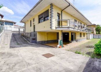 Facciata - Villa via Don Cosma Zonca, 11, Besana in Brianza - foto 9