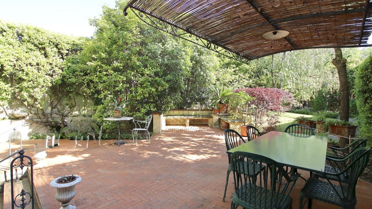 vendesi villa con terrazzo giardino e garage doppi - Villa Via Borgo Giannotti 120, Lucca - foto 1
