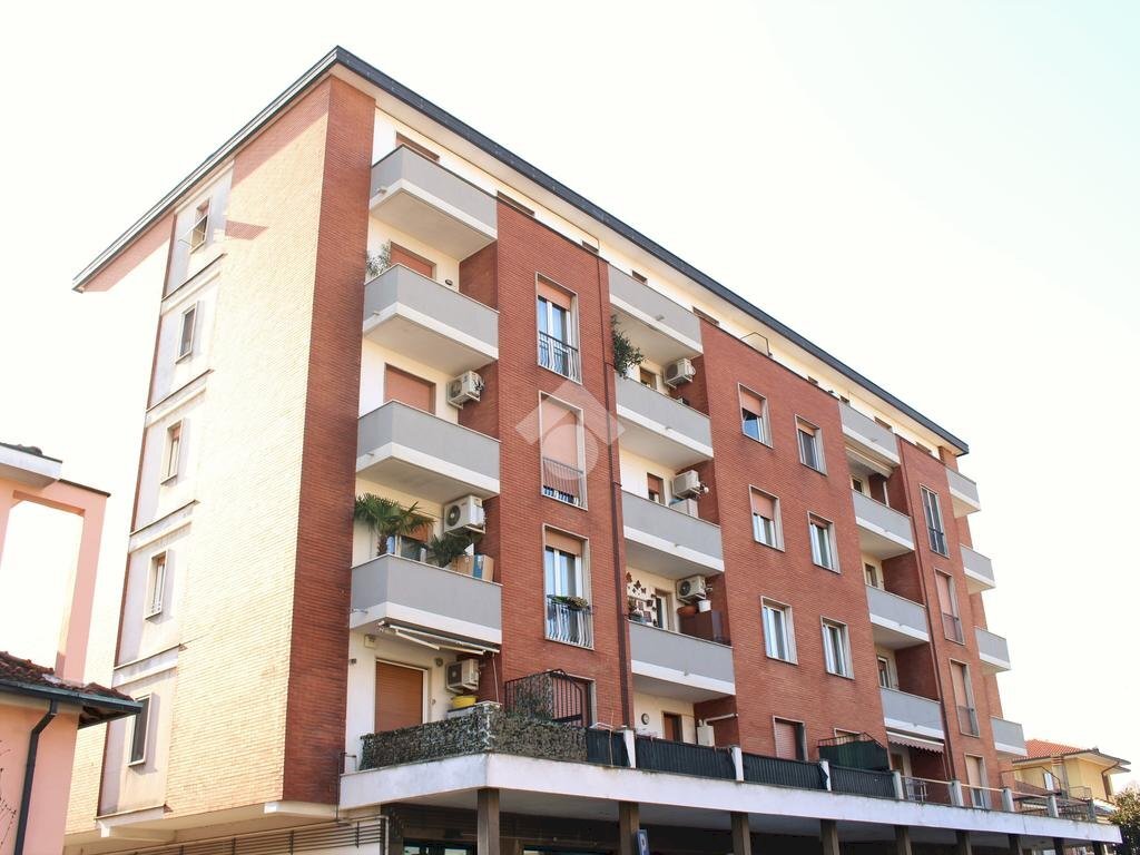 Three-room apartment Via Alessandro Manzoni, Bareggio - photo 1