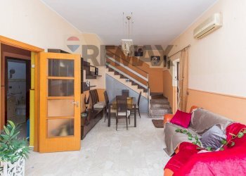 Sala da pranzo - Casa indipendente Via Santa Barbara
 
53/57, Catania - foto 11