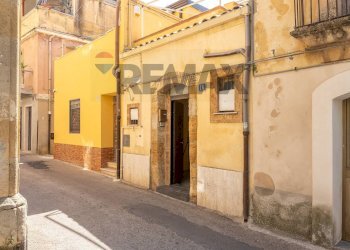 Edificio all\'aperto - Casa semi indipendente via santa sofia
 
16, Caltagirone - foto 12