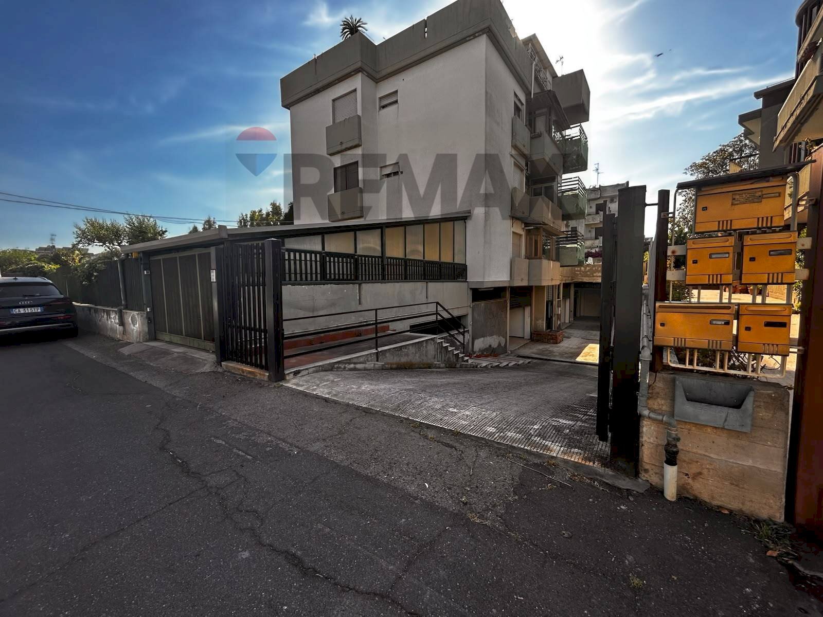 Ingresso carrabile - Commercial Premises Via Antonio Gramsci
4-4A, Aci Castello - photo 2