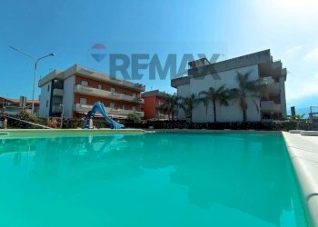 Piscina - Trilocale via immacolata
 
126, Mascali - foto 1