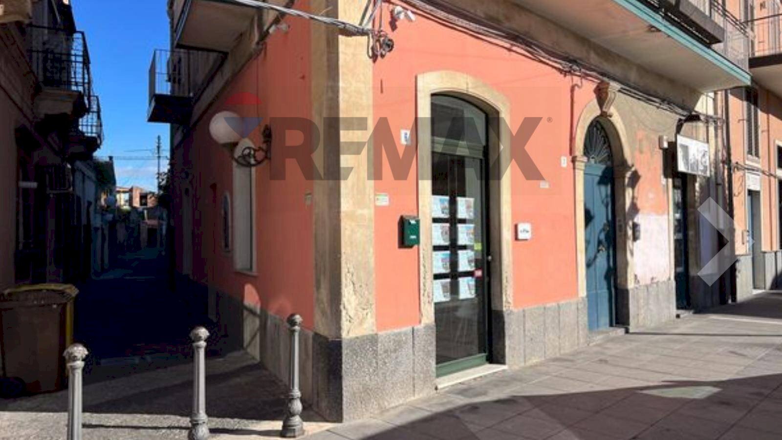 Edificio all\'aperto - Ufficio Piazza della libertà
 
6, Gravina di Catania - foto 1