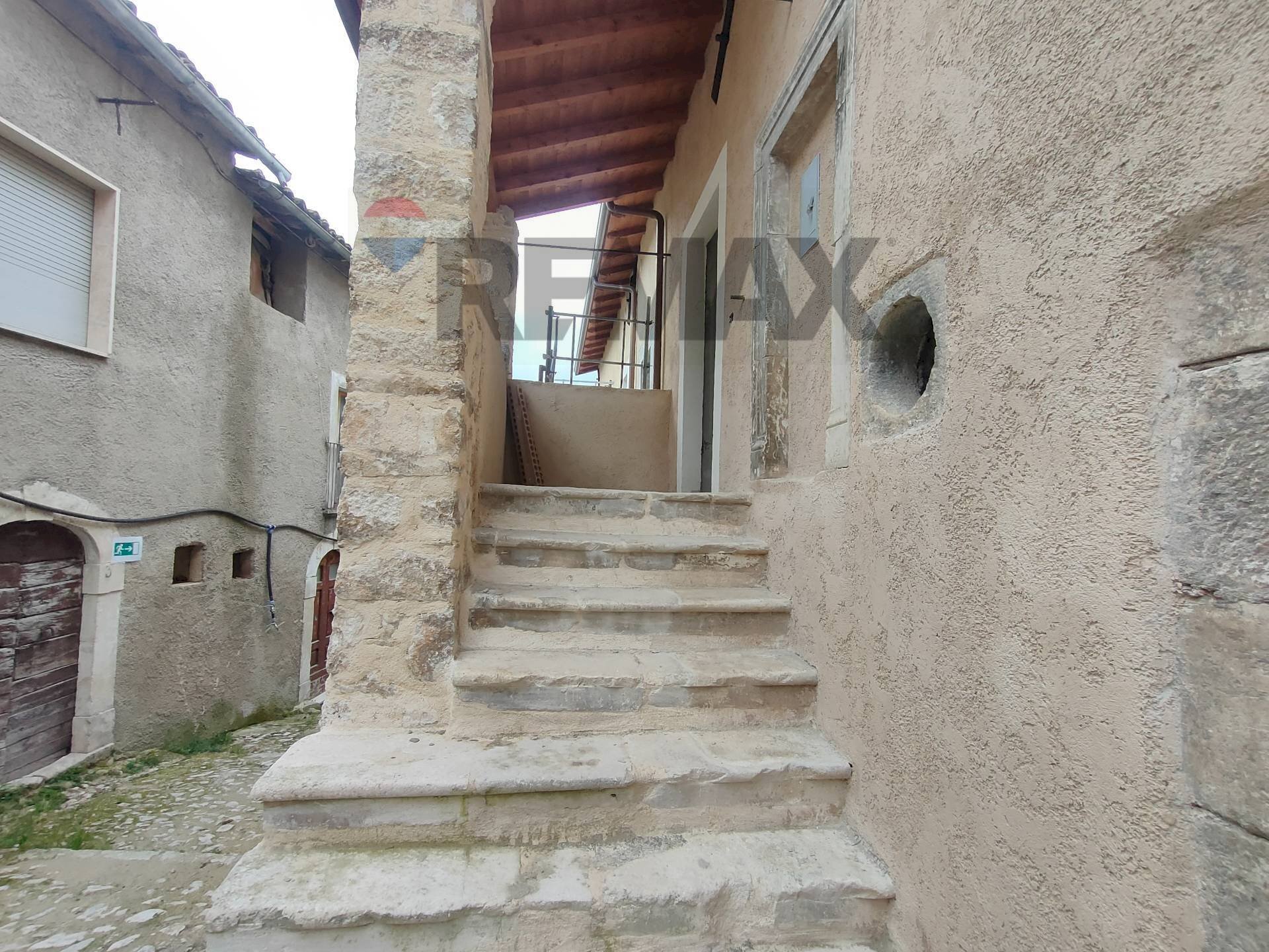 Scale - Semi-detached house Via Giuseppe Mazzini
5, Barisciano - photo 2