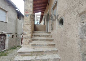 Scale - Casa semi indipendente Via Giuseppe Mazzini
5, Barisciano - foto 2