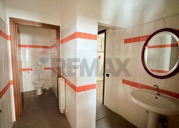 Bagno - Commercial Premises via del crocifisso Chifenti
15, Borgo a Mozzano - photo 12