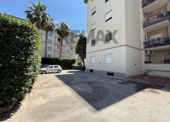 Edificio all\'aperto - Four-room apartment Via Giacomo Leopardi
1, Cesa - photo 5