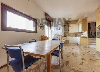 Sala da pranzo - Villa via xxv aprile
 
11, Taino - photo 16