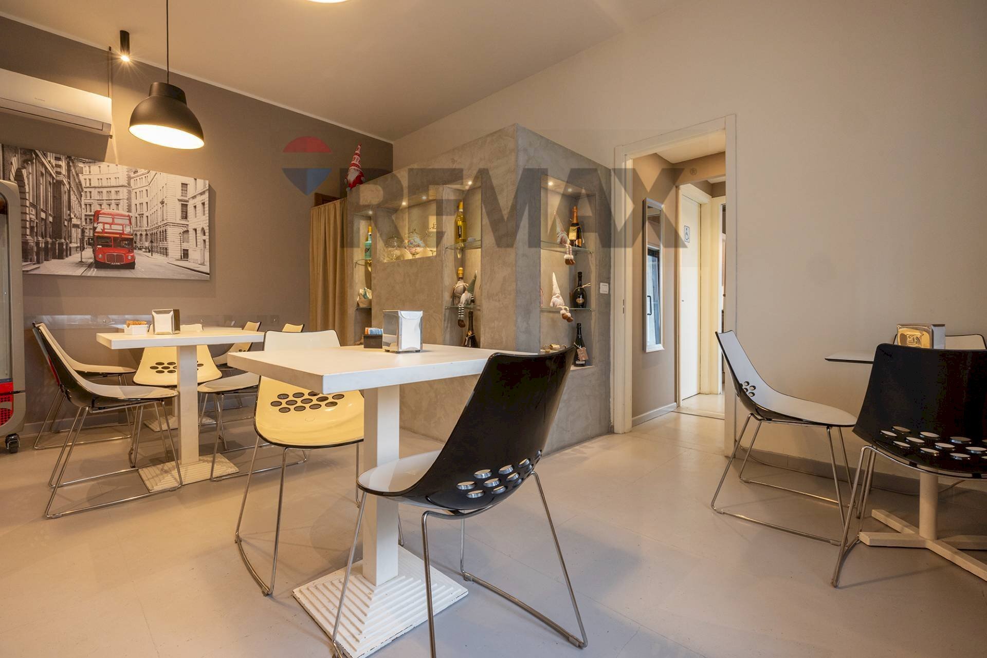 Sala da pranzo - Commercial Activity via Monte Leone
 
26, Gallarate - photo 1