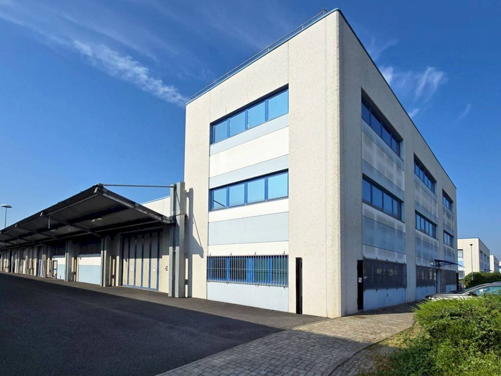 Facciata - Magazzino strada Comunale del Portone, 127, Torino (zona Mirafiori Sud) - foto 2