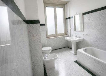 bagno con vasca - Quadrilocale via SAN QUINTINO, 4, Torino (zona Centro) - foto 9
