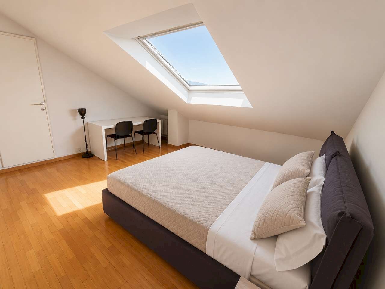 camera da letto mansarda - Four-room apartment via VOLTA, 9, Torino (neighborhood Centro) - photo 1