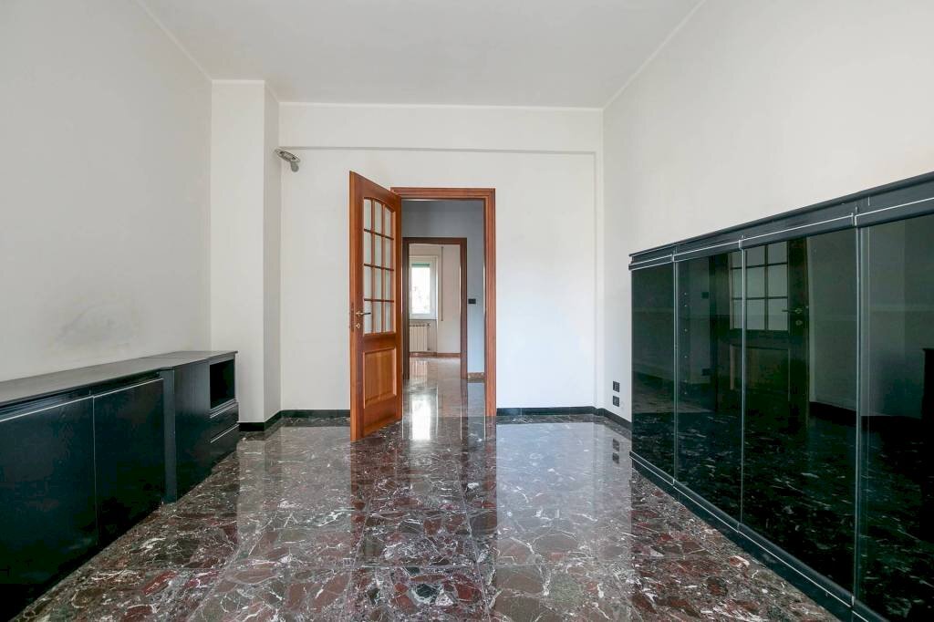 Soggiorno - Three-room apartment corso Ferdinando Magellano, 1b, Genova (neighborhood Sampierdarena) - photo 2