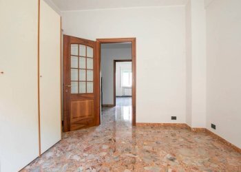 Camera da letto - Three-room apartment corso Ferdinando Magellano, 1b, Genova (neighborhood Sampierdarena) - photo 9