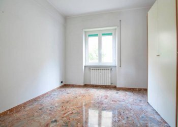 Camera da letto - Three-room apartment corso Ferdinando Magellano, 1b, Genova (neighborhood Sampierdarena) - photo 10