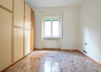 Camera da letto - Three-room apartment corso Ferdinando Magellano, 1b, Genova (neighborhood Sampierdarena) - photo 13