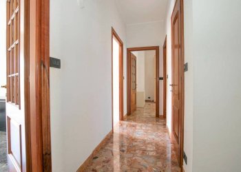 Corridoio - Three-room apartment corso Ferdinando Magellano, 1b, Genova (neighborhood Sampierdarena) - photo 14