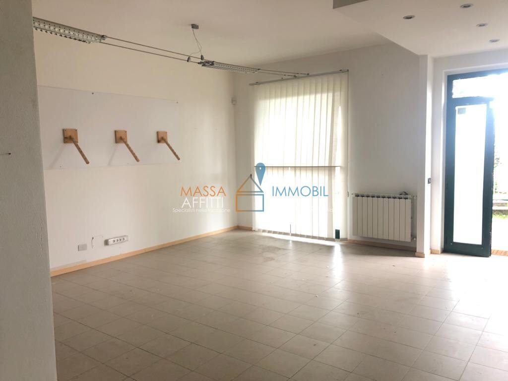 WhatsApp Image 2019-11-05 at 16.41.51 (5).jpeg - Locale Commerciale Via Aurelia Ovest 456, Massa - foto 1