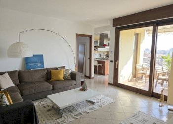 Zona giorno con terrazzo - Three-room apartment Via Ada Negri 23, Carugo - photo 5