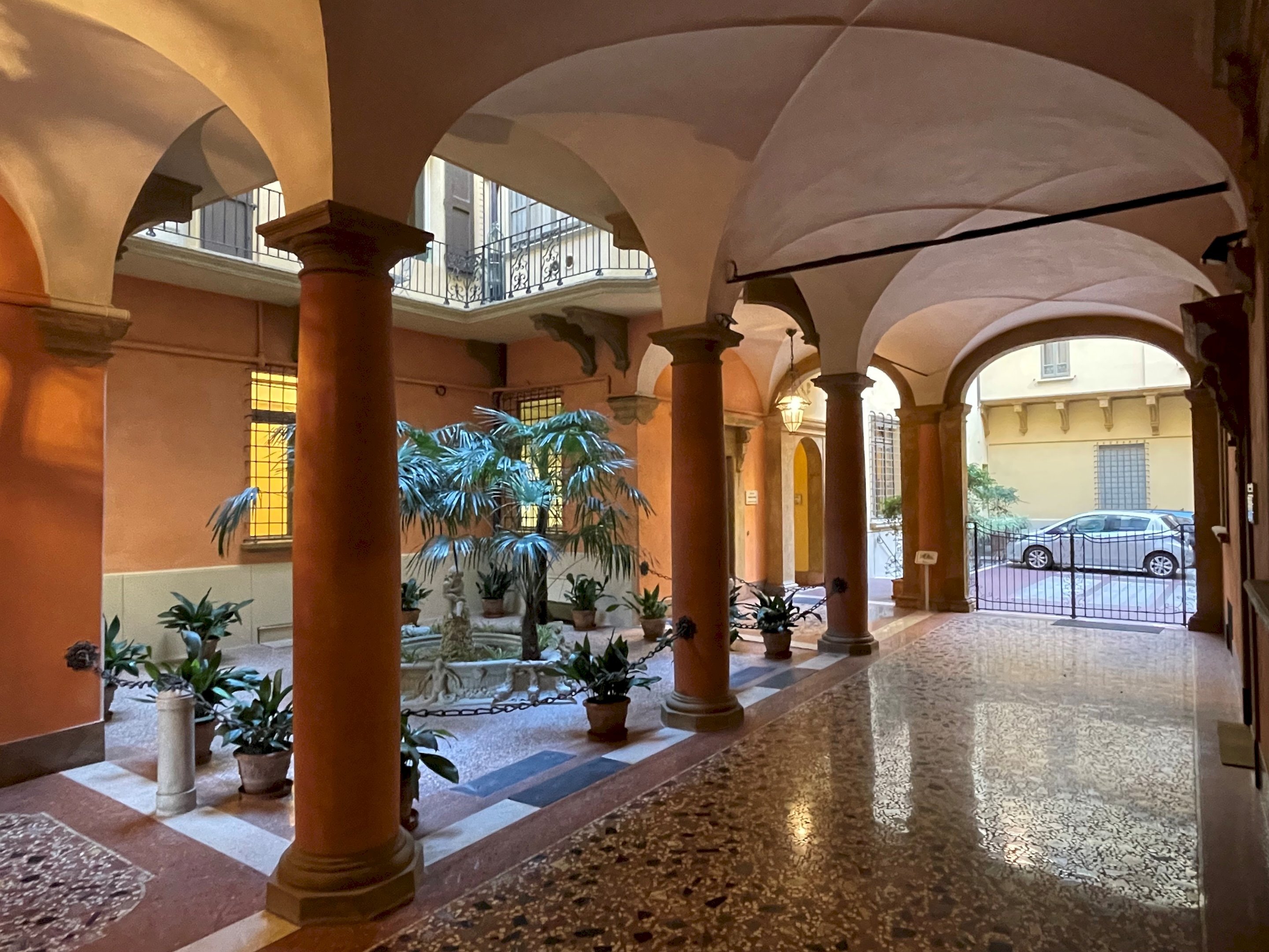 Office piazza Galileo Galilei, 4, Bologna (neighborhood Centro Storico) - photo 2