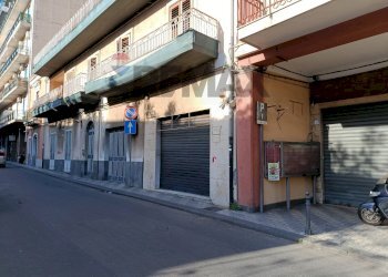 Edificio all\'aperto - Locale Commerciale Via Vittorio Emanuele
25, Aci Catena - foto 5