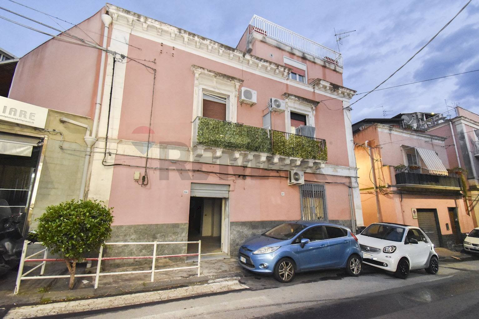 Edificio all\'aperto - Negozio Via Galermo
64, Catania - foto 2