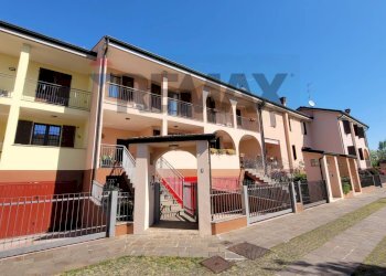 Edificio all\'aperto - Villa a Schiera Via Padova
25, Gessate - foto 1