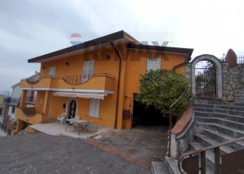 Casa all\'aperto - Casa semi indipendente PIAZZA CROCI
 
44, San Lupo - foto 1