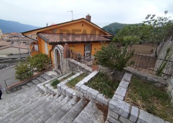 Giardino - Casa semi indipendente PIAZZA CROCI
 
44, San Lupo - foto 3