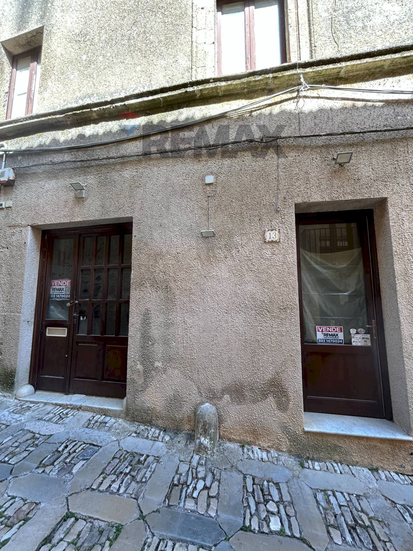 Edificio all\'aperto - Locale Commerciale via Tommaso Guarrasi
 
13-15, Erice - foto 1