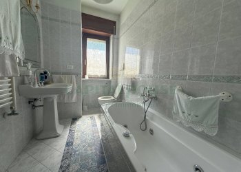 bagno con vasca primo piano - Villa Via Giovanni Falcone, Baronissi - photo 11